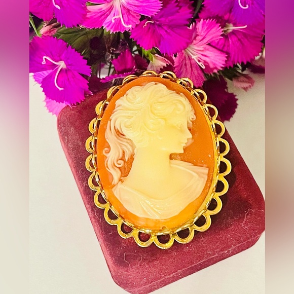 Vintage Cameo Brooch - Picture 10 of 10